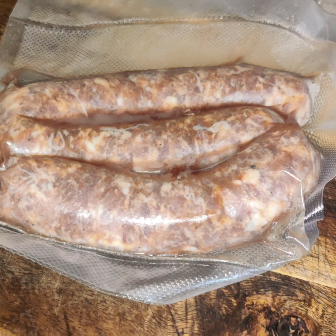 mesna.to sveže domaće svinjske kobasice u vakumiranom pakovanju
